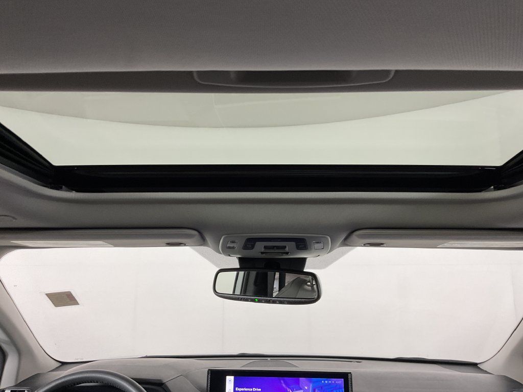 Used 2025 Toyota Sienna XLE FWD image 15