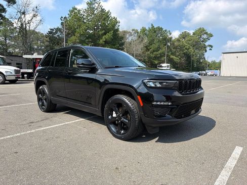 Used 2023 Jeep Grand Cherokee Limited w/ Luxury Tech Group II AWD/4WD image 4