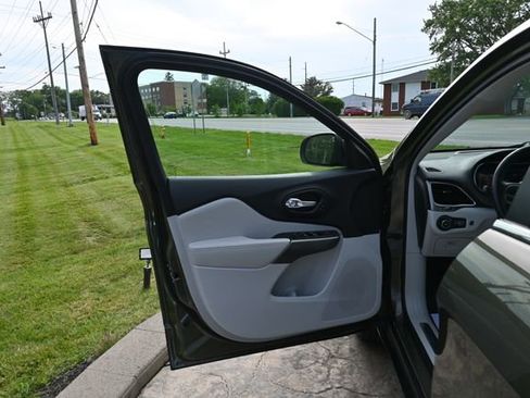 Used 2019 Jeep Cherokee Limited AWD/4WD image 26