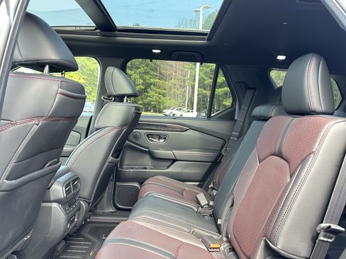 Used 2025 Honda Pilot Black Edition image 9