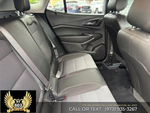 Used 2025 Chevrolet Trax LT FWD image 14