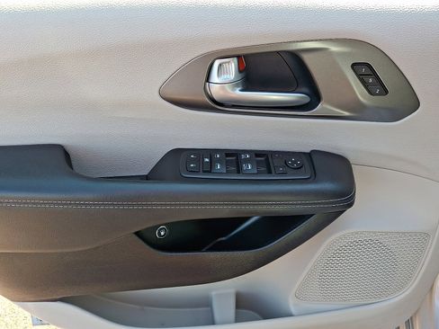Used 2024 Chrysler Pacifica Select FWD image 13