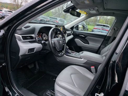 Used 2021 Toyota Highlander XLE AWD/4WD image 15