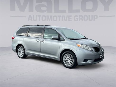 Used 2015 Toyota Sienna LE image 7
