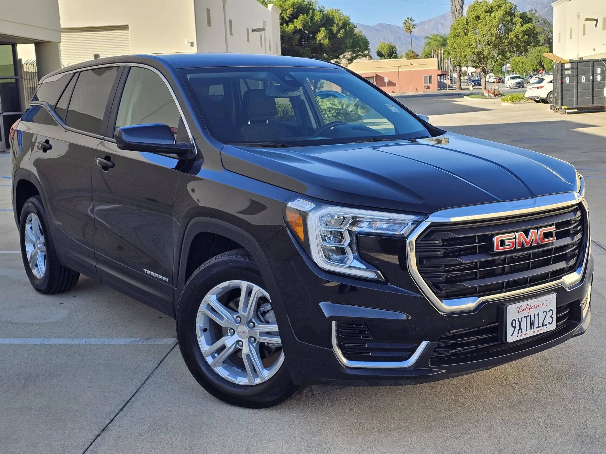Used 2024 GMC Terrain SLE FWD image 3