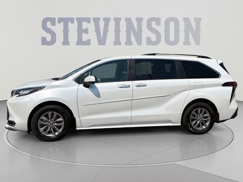 Used 2022 Toyota Sienna XLE FWD image 2