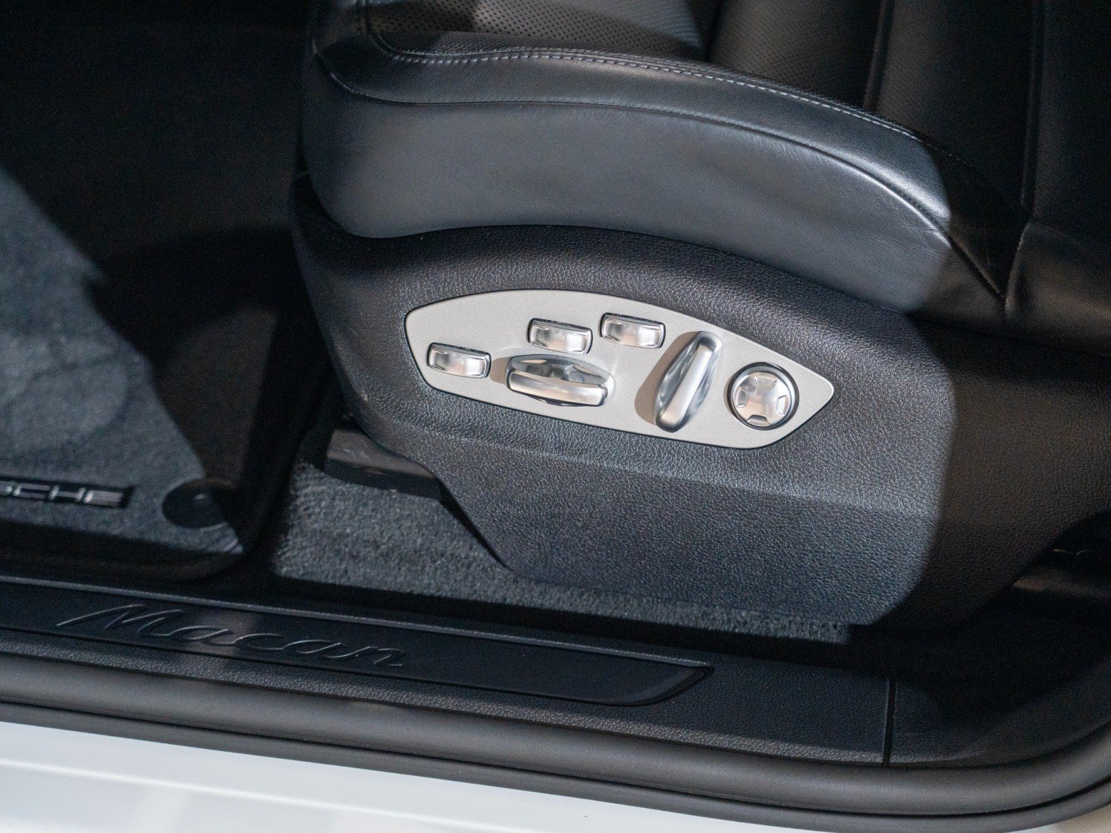 Certified 2022 Porsche Macan AWD/4WD image 13