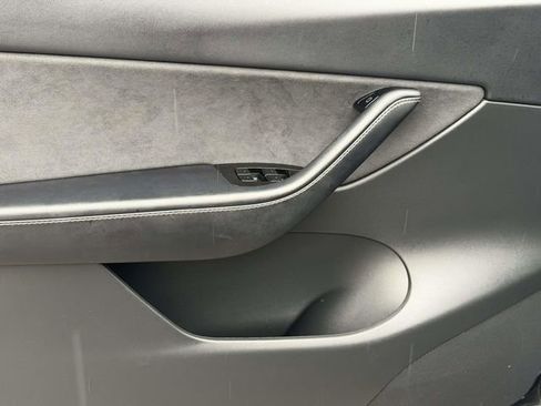 Used 2021 Tesla Model Y Long Range image 12