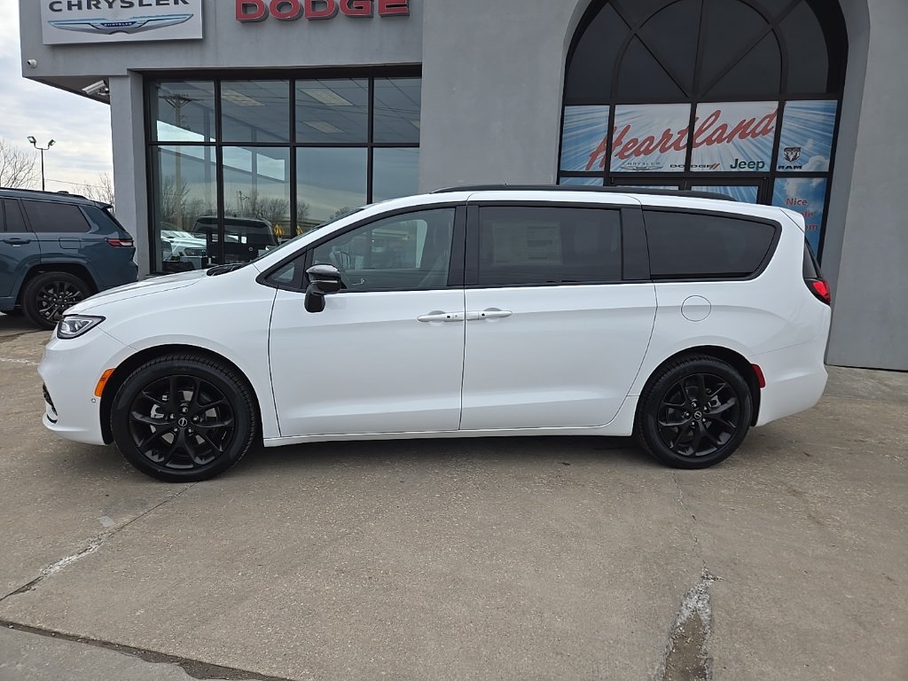 New 2026 Chrysler Pacifica Select w/ S Appearance Package FWD image 6