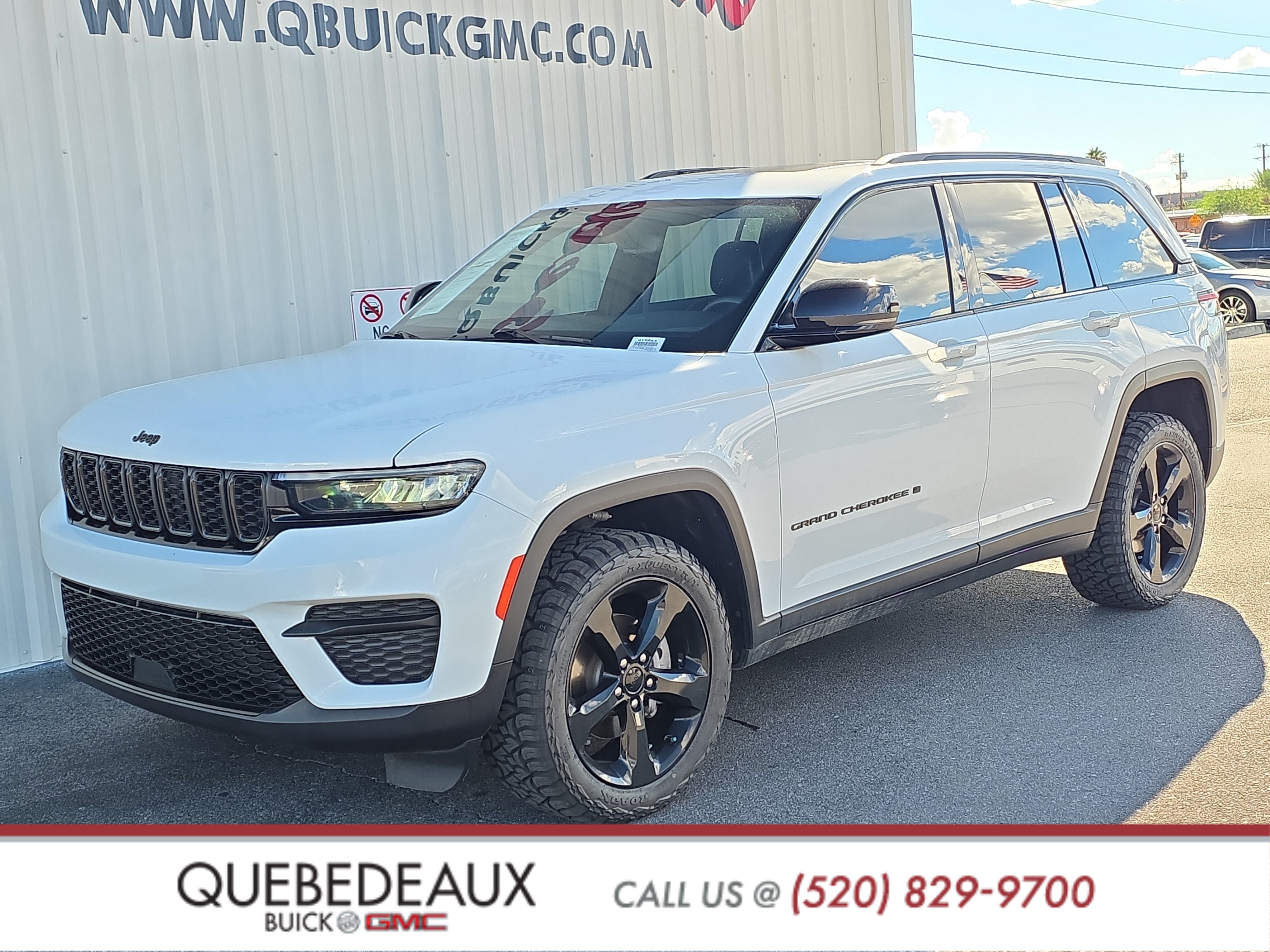 Used 2023 Jeep Grand Cherokee Altitude AWD/4WD image 3