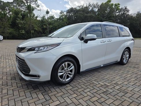 Certified 2024 Toyota Sienna Limited image 3