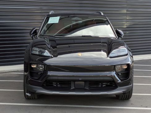 Certified 2025 Porsche Macan Electric image 6