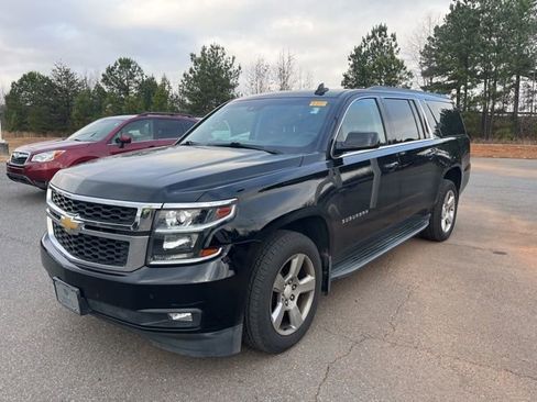 Used 2016 Chevrolet Suburban LT image 3
