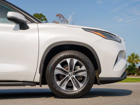 Used 2023 Toyota Highlander XLE FWD image 10