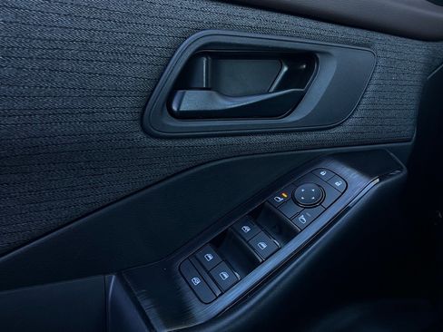 Used 2023 Nissan Rogue S image 19