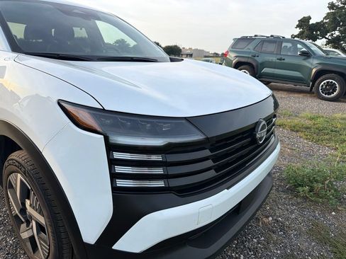 Used 2025 Nissan Kicks SV FWD image 7