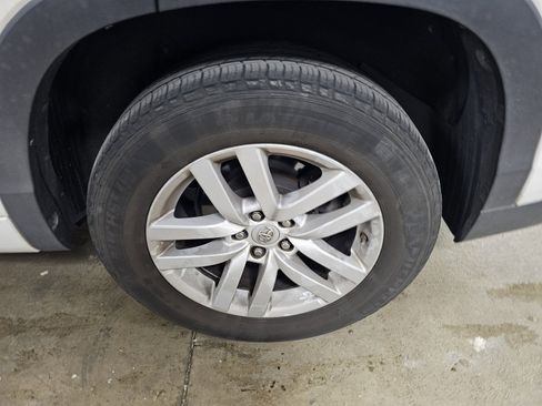 Used 2015 Toyota Highlander LE image 10