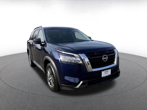 Used 2025 Nissan Pathfinder SV image 3