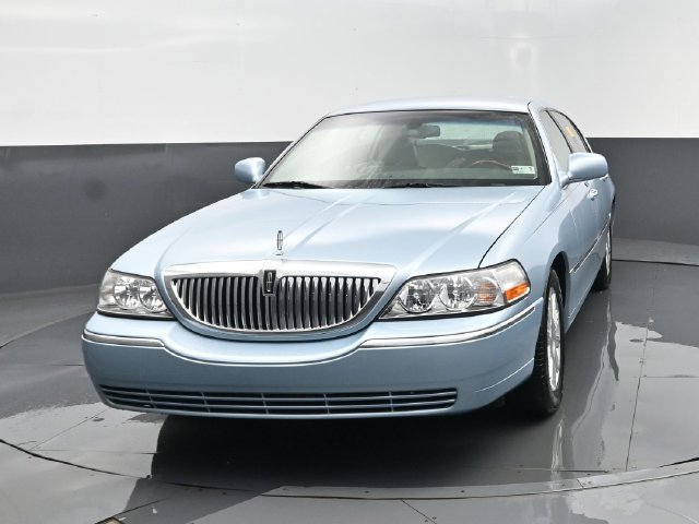 Used 2010 Lincoln Town Car Signature Limited RWD image 25