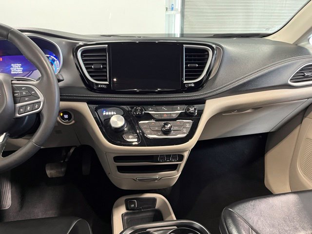 Used 2024 Chrysler Pacifica Limited FWD image 19