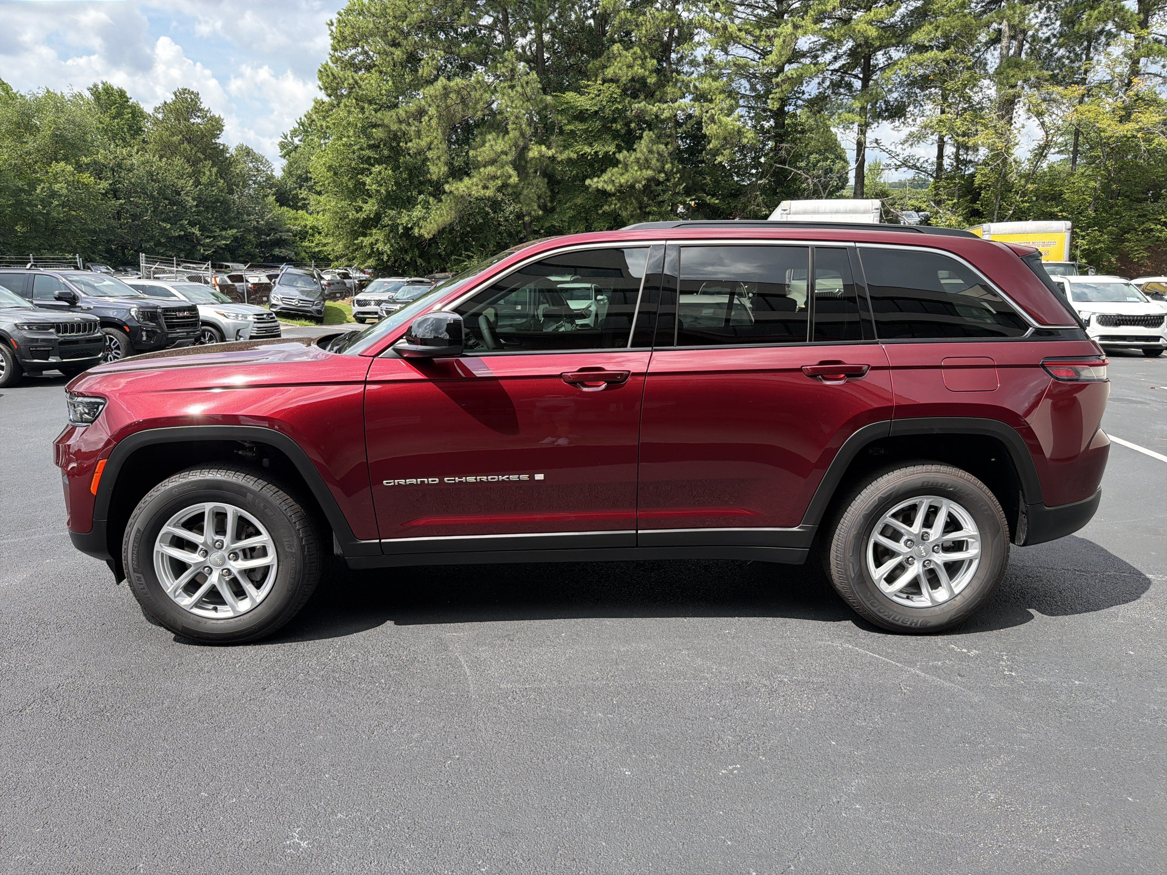 Used 2025 Jeep Grand Cherokee Laredo X RWD image 4