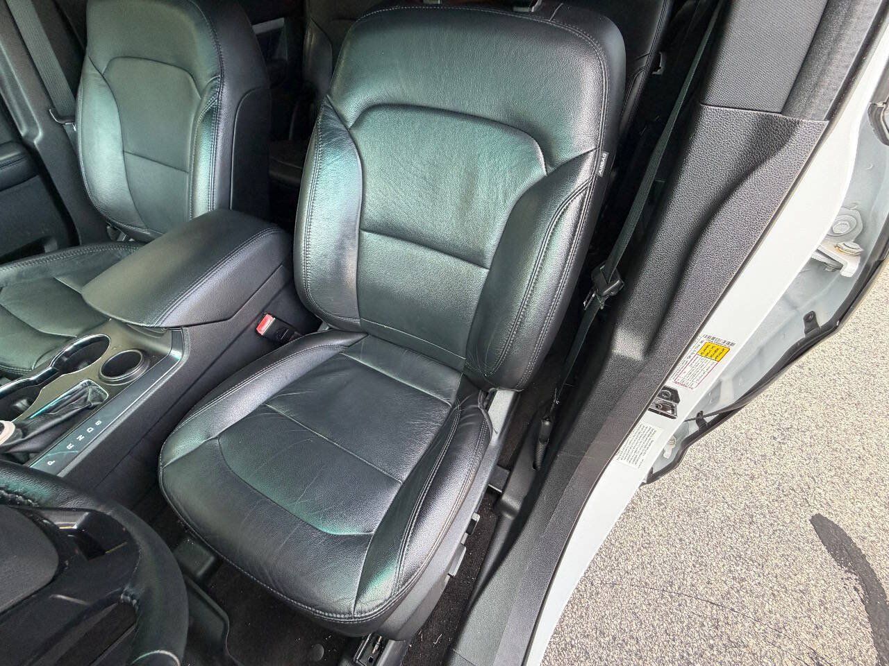 Used 2017 Ford Explorer XLT w/ Equipment Group 202A FWD image 9