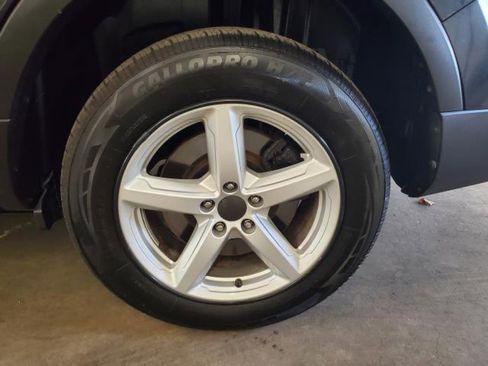 Used 2017 Ford Explorer XLT w/ XLT Technology Feature Bundle image 5