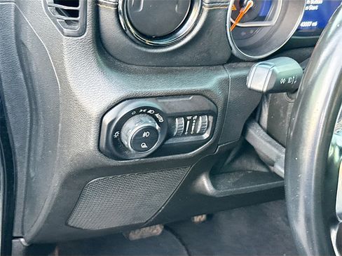 Used 2021 Jeep Gladiator Overland image 11