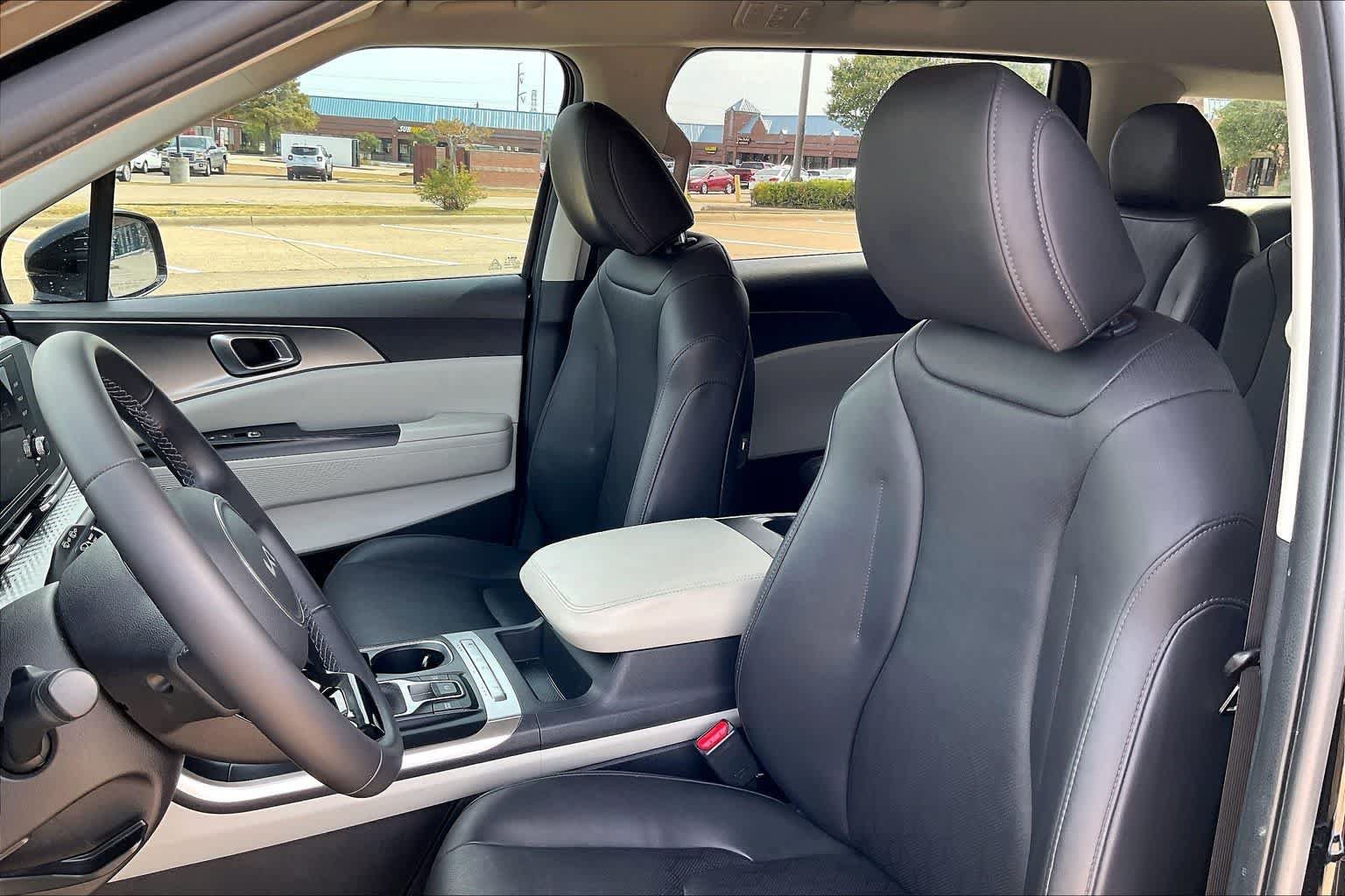 Certified 2023 Kia Carnival LX FWD image 9