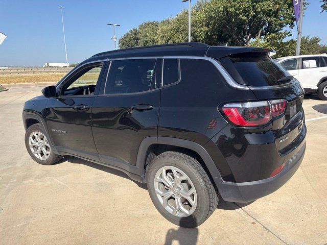 Used 2024 Jeep Compass Latitude AWD/4WD image 5