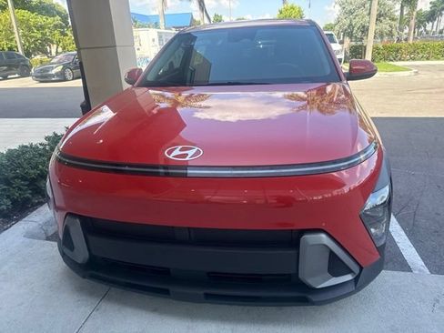 Used 2024 Hyundai Kona SE FWD image 2