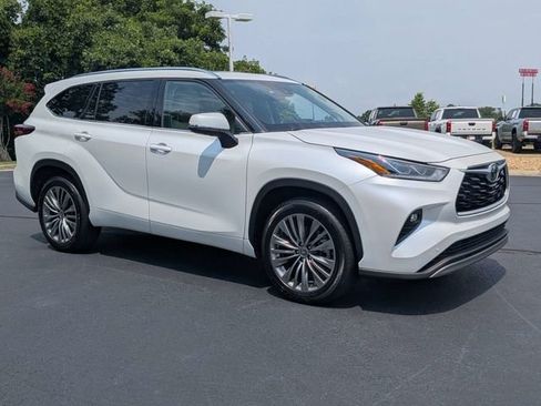 Used 2022 Toyota Highlander Platinum FWD image 2