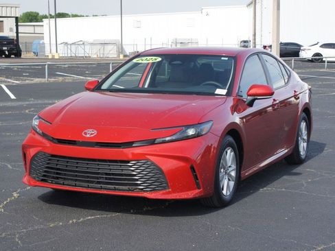 Used 2025 Toyota Camry LE w/ Convenience Package FWD image 2