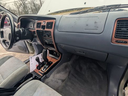 Used 2000 Toyota 4Runner SR5 AWD/4WD image 16