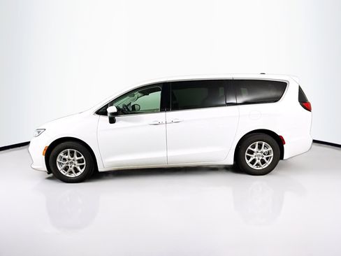Used 2023 Chrysler Pacifica Touring-L FWD image 7