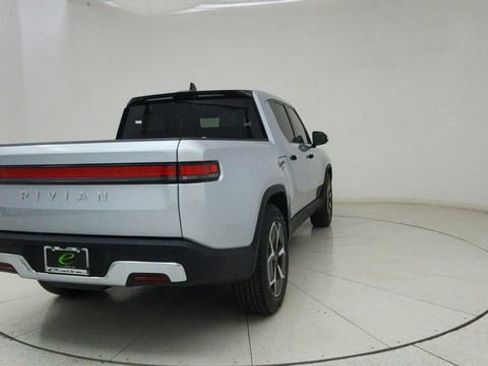 Used 2025 Rivian R1T Premium image 7