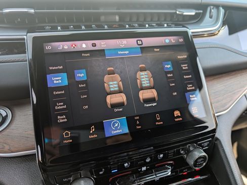 Used 2022 Jeep Grand Cherokee Summit w/ Luxury Tech Group V image 27