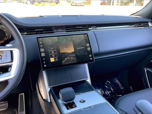 New 2026 Land Rover Range Rover Long Wheelbase SE AWD/4WD image 9