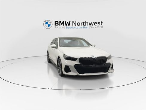 New 2026 BMW 550e xDrive w/ Premium Package image 7