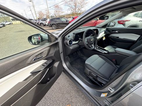 New 2026 Chevrolet Trax LT w/ Driver Confidence Package image 9