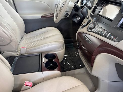 Used 2011 Toyota Sienna XLE FWD image 21