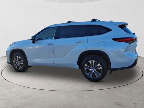 Used 2022 Toyota Highlander XLE image 8