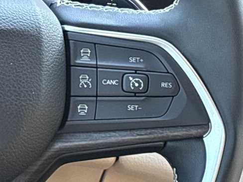 Used 2024 Jeep Grand Cherokee L Limited AWD/4WD image 24