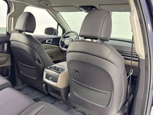 Used 2025 Kia Carnival image 35