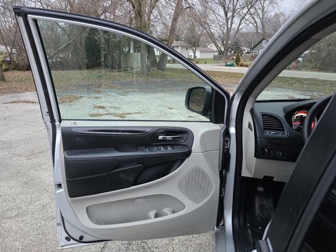 Used 2012 Dodge Grand Caravan SXT FWD image 9