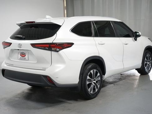 Certified 2024 Toyota Highlander XLE image 8