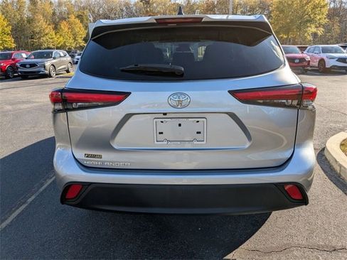 Used 2023 Toyota Highlander LE image 9