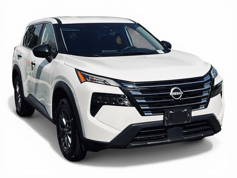 Used 2024 Nissan Rogue S image 5