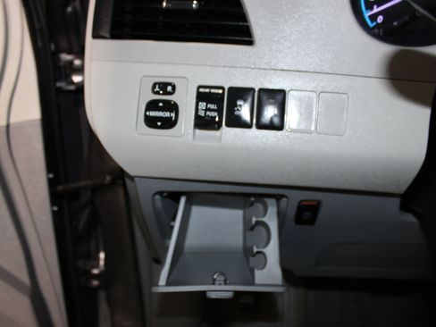 Used 2014 Toyota Sienna XLE FWD image 11