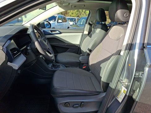 Used 2022 Volkswagen Taos SE w/ Panoramic Sunroof Package FWD image 11